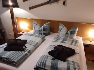 ein Schlafzimmer mit einem Bett, auf dem zwei Handtücher liegen in der Unterkunft Ferienwohnung Bergfrieden in Fischen im Allgäu + 22 Fotos