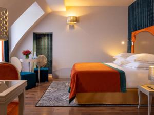 إدوارد 7 باريس أوبرا في باريس: غرفة فندق بسرير وبطانية برتقالية