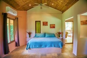 a bedroom with a bed and a ceiling fan at Manoas in Uvita