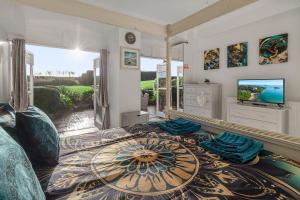 Et tv og/eller underholdning på Manor House Apartment - Pool, Gardens and Parking Torquay