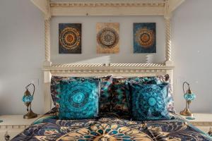 En eller flere senge i et værelse på Manor House Apartment - Pool, Gardens and Parking Torquay + 39 billeder