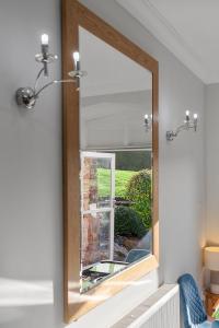 Et badeværelse på Manor House Apartment - Pool, Gardens and Parking Torquay