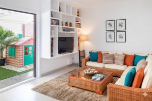 een woonkamer met een bank en een tafel bij La Marieta in Callao Salvaje