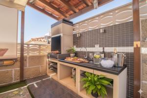 een buitenkeuken met een aanrecht met eten erop bij La Marieta in Callao Salvaje