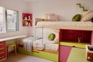 een kinderkamer met een stapelbed en een bureau bij La Marieta in Callao Salvaje +28 foto's