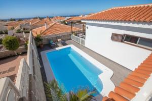 een afbeelding van een zwembad op het dak van een huis bij La Marieta in Callao Salvaje