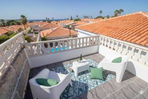 een balkon met twee stoelen en een tafel bij La Marieta in Callao Salvaje