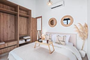 En eller flere senge i et værelse på Pamboo Ampelos House by Nomads