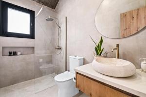 Et badeværelse på Pamboo Ampelos House by Nomads + 10 billeder