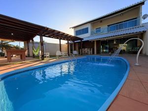 Swimmingpoolen hos eller tæt på Casa de Temporada 3 Quartos - Coruripe AL