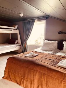 Ένα ή περισσότερα κρεβάτια σε δωμάτιο στο Gästis Lodge Vemdalen +70 φωτογραφίες