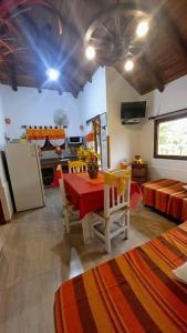 Una cocina o cocineta en Cabañas La Soñada 32 fotos más