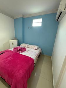 Un dormitorio con una cama con una manta roja. en Quarto privado próximo ao centro 13, en Manaus