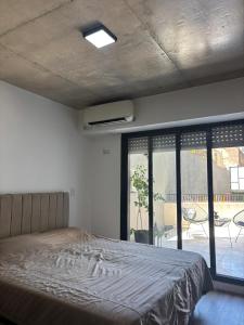 En eller flere senge i et værelse på Moderno Loft - Piscina y solarium!