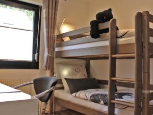 Giường trong phòng chung tại Ferienhaus Am Rarbach, 140qm