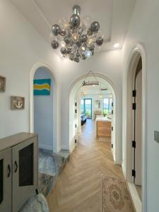 einen Flur mit Kronleuchter und ein Wohnzimmer in der Unterkunft Le Chattok Villa in Bình Tú