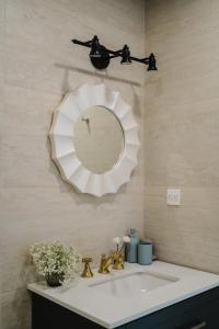 ein Waschbecken mit einem Spiegel an der Wand in der Unterkunft Le Chattok Villa in Bình Tú