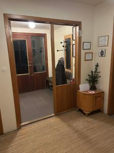 uma porta aberta para um quarto com um espelho em Syðri-Þverá em Hvammstangi