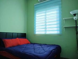 Schlafzimmer mit einem Bett, einem Fenster und einer Lampe in der Unterkunft ANTA Homestay with private pool in Kota Kinabalu