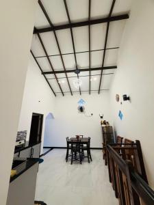 een eetkamer met een tafel en stoelen bij Windy Villa in Mirissa