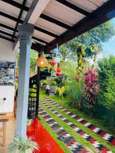 een buitenruimte met een tuin vol planten bij Windy Villa in Mirissa