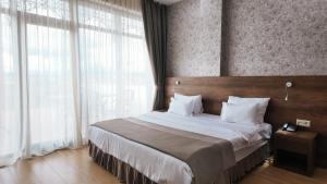 Un pat sau paturi într-o cameră la Metekhi Line By OldTown +26 fotografii