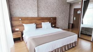 Un pat sau paturi într-o cameră la Metekhi Line By OldTown