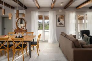 uma sala de estar com uma mesa e um sofá em Villa Uva by Istrialux em Marići