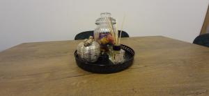 een zwarte mand op een tafel met een pot erop bij Apartments Dubrava 6 in Zagreb