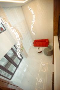 Una sala de estar con un sofá rojo y una silla. en ARUBA BOUTIQUE HOTEL Casablanca, en Casablanca