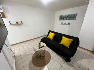 Posezení v ubytování Joli F2 climatisé avec Jacuzzi - La Jacinthe