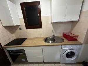 Kuchyň nebo kuchyňský kout v ubytování Joli F2 climatisé avec Jacuzzi - La Jacinthe