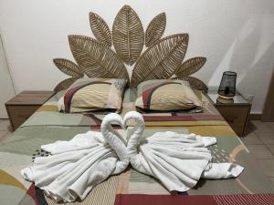 Postel nebo postele na pokoji v ubytování Joli F2 climatisé avec Jacuzzi - La Jacinthe