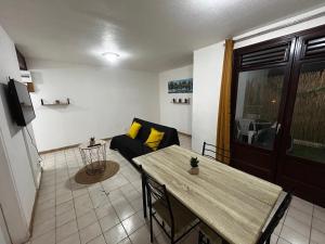 Posezení v ubytování Joli F2 climatisé avec Jacuzzi - La Jacinthe