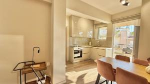 eine Küche und ein Esszimmer mit Tisch und Stühlen in der Unterkunft SKY 5 Luxury Apartment in Kalamata