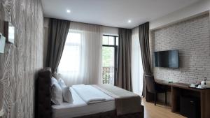 Un televizor și/sau centru de divertisment la Metekhi Line By OldTown