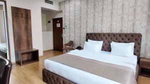 Un pat sau paturi într-o cameră la Metekhi Line By OldTown