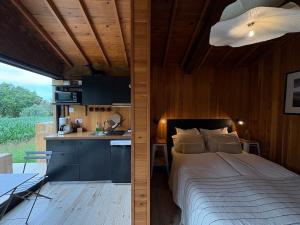 Ένα ή περισσότερα κρεβάτια σε δωμάτιο στο Villa Várzea - Barn Nest