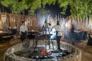 Golders GreenにあるWildside Safari Campの部屋の噴水の周りに立っている人々のグループ