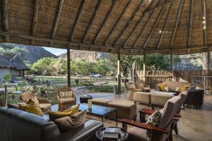 Golders GreenにあるWildside Safari Campのソファと椅子とテーブルのあるリビングルーム