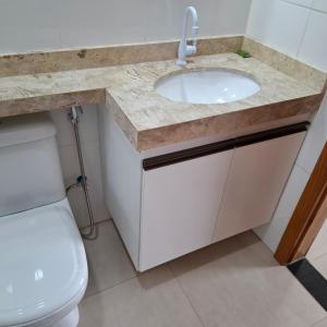 een badkamer met een wastafel en een toilet bij Casa-Quiriri in Prado