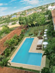 een bovenaanzicht van een zwembad in een resort bij Casa-Quiriri in Prado