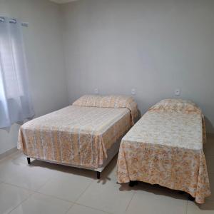 twee bedden naast elkaar in een kamer bij Casa-Quiriri in Prado +32 foto's