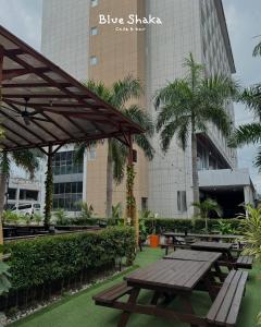 einem Picknicktisch und Bänken vor einem Gebäude in der Unterkunft Stay at The Villages in Sampong