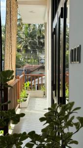 un balcón abierto con vistas a una casa en Priima, en Ahangama