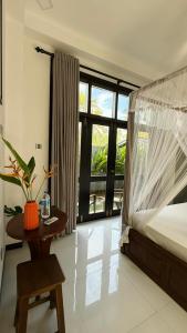 Un dormitorio con una cama y una mesa y una ventana. en Priima, en Ahangama