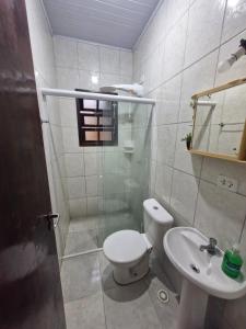 een badkamer met toilet en wastafel bij Condomínio Dell Mar in Bertioga