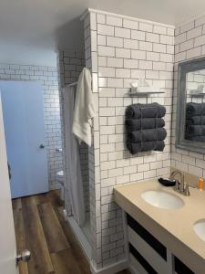 Ένα μπάνιο στο Scotty's Motel +23 φωτογραφίες