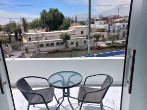 Una mesa y sillas en un balcón con vista. en Hotel Rosa Mistika Inn, en Arequipa 22 fotos más