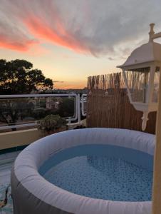 Πισίνα στο ή κοντά στο Oasis on the Gulf with a Sea View - Unique Roof Top Condo